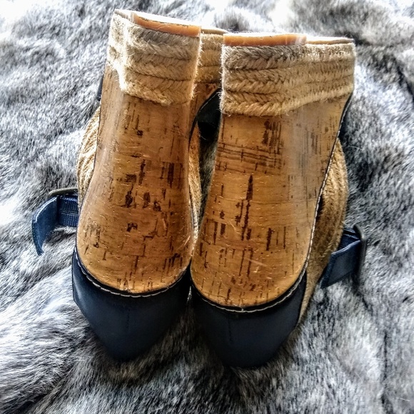 Adorable Mia blue wedges! - Picture 5 of 8